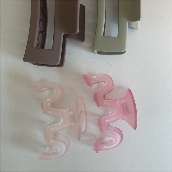 Urban Outfitters Set of 4 Claw Hair Clips. - Picture 3 of 5